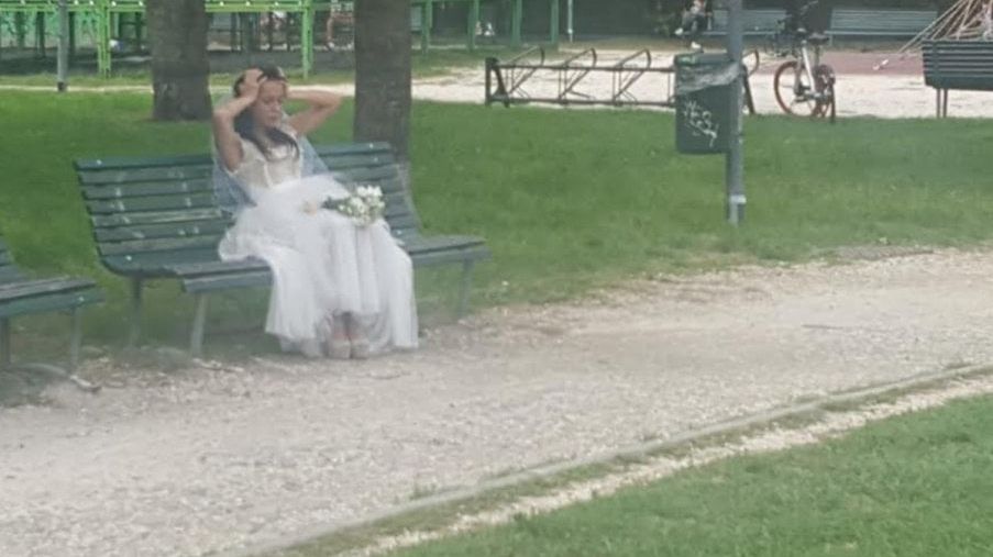 Misterul celei mai triste mirese. De ce rătăcea, singură, prin oraș. Imaginile au stârnit lacrimi