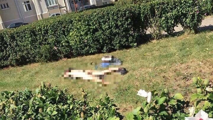 Tânără dezbrăcată face plajă în faţa primăriei din Giurgiu 