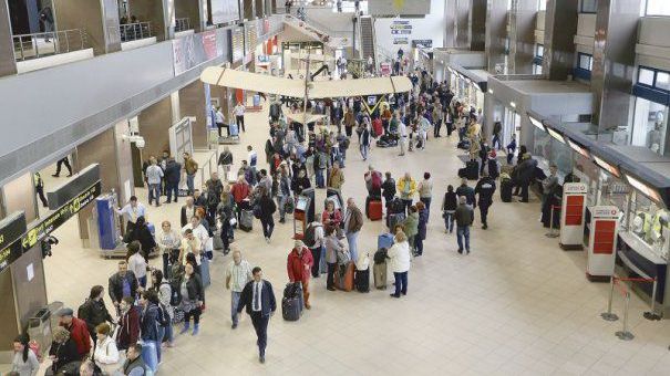 O companie aeriană îşi întrerupe temporar operaţiunile în România