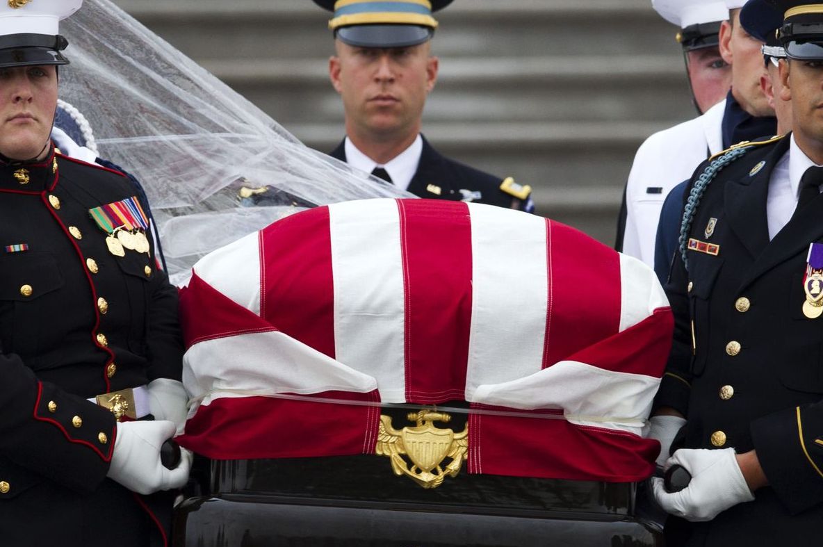 America l-a plâns pe John McCain, în vreme ce Donald Trump a jucat golf