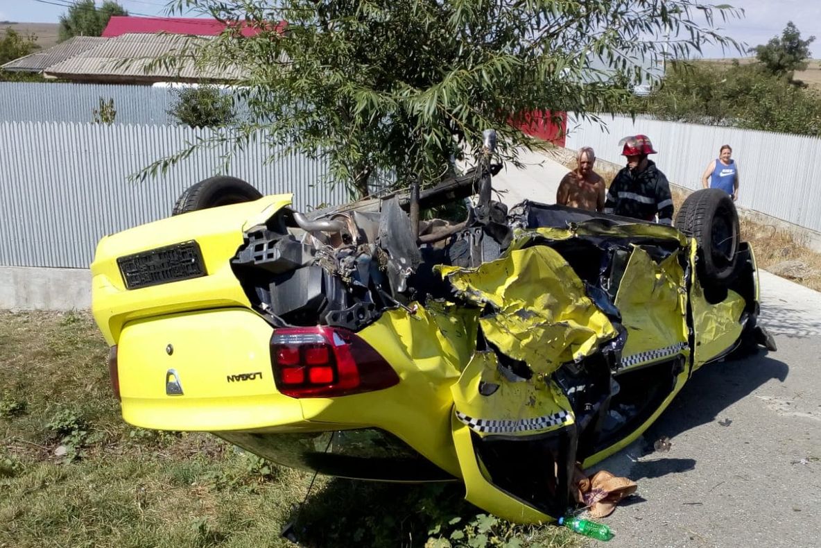 Patru persoane rănite, după ce un autoturism s-a răsturnat 