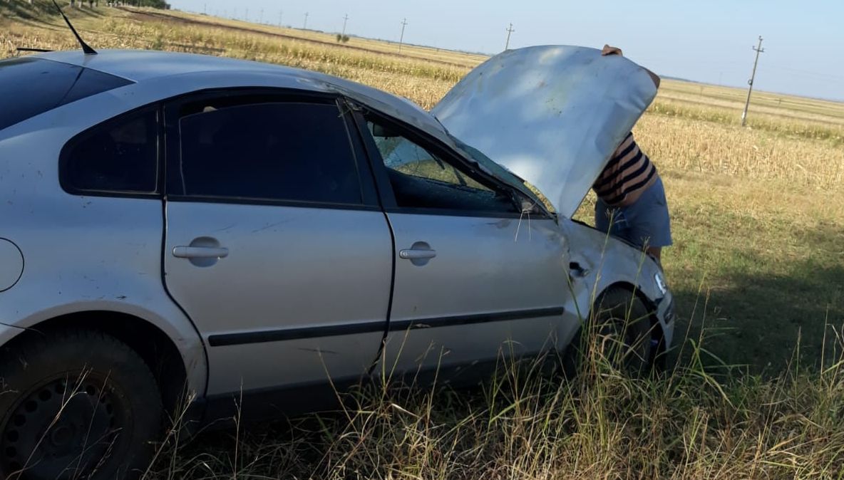 Tragedie după tragedie. O fetiţă a ajuns la spital după ce o maşină s-a făcut praf 