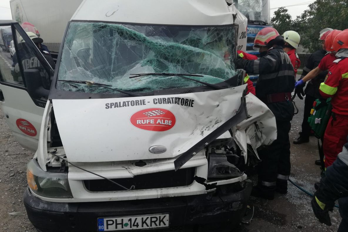 Accident grav pe DN1B. O persoană încarcerată. Traficul, blocat. Imagini cumplite