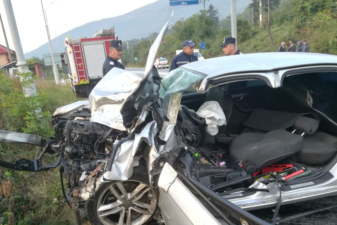 Tragedie pe şosele. Un şofer a adormit la volan şi s-a făcut praf cu maşina 