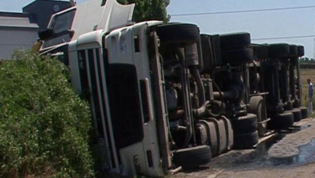 Impact nimicitor cu un TIR, pe DN 1, în judeţul Bihor: un mort. Autotrenul s-a răsturnat