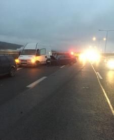 Accident grav pe A1, între un microbuz şi o maşină. Două persoane rănite. Trafic îngreunat