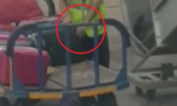 Imagini incredibile. Aeroportul în care angajații fură din bagajele turiștilor