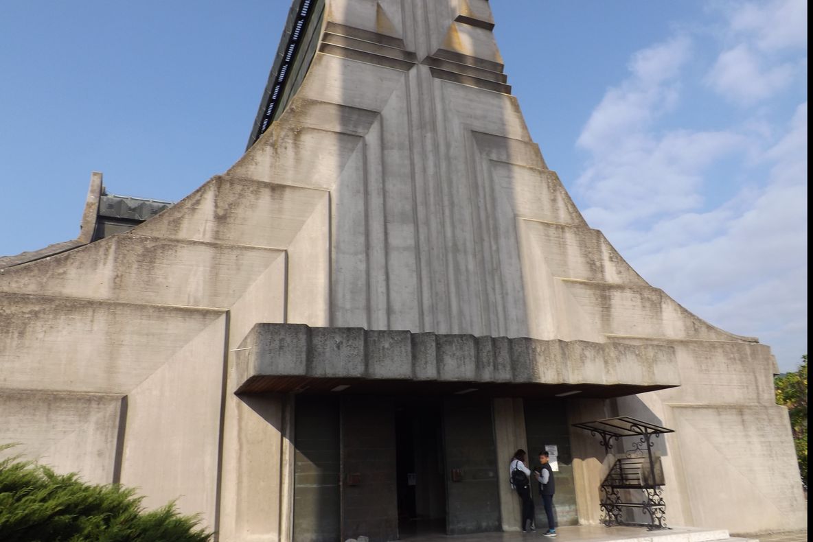 Biserica Catolică din Orşova, în care Nadia Comăneci, John Lennon și Lenin apar în icoane