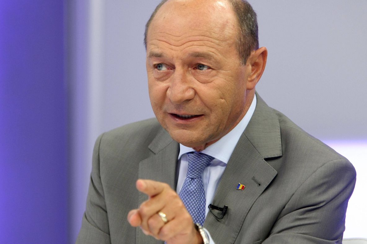 Băsescu, atac la Guvern: Defilează în pesta porcină cu paiața de la Agricultură