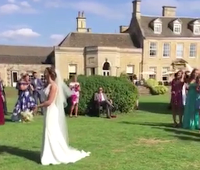 Bărbatul și-a ieșit din minți când a văzut că iubita lui a prins buchetul la nuntă