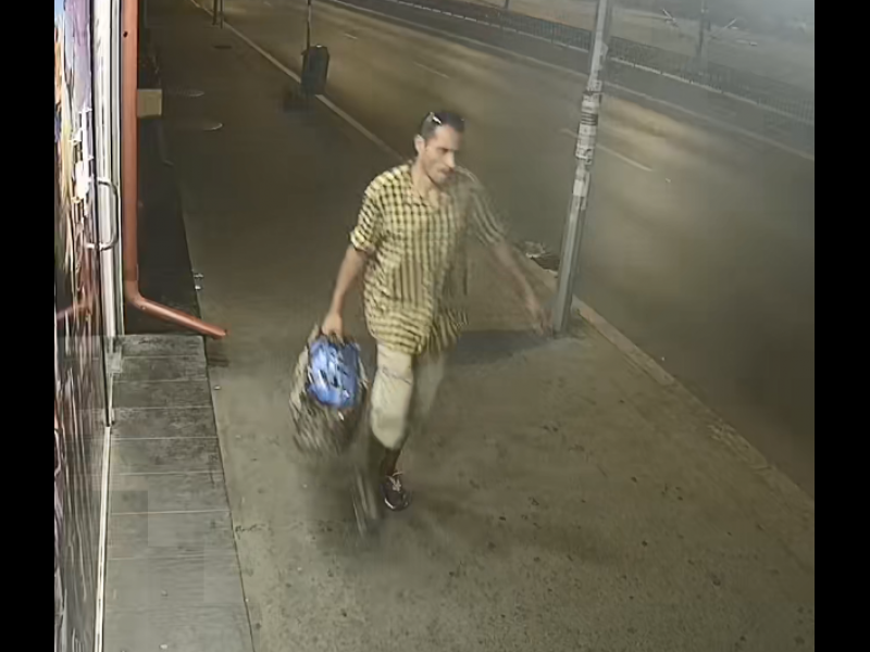 Îl recunoașteți pe bărbatul din imagini? Sunați la 112 sau la Poliție!