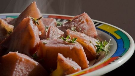 Cea mai delicioasă garnitură pentru friptură: Cartofi în vin roşu