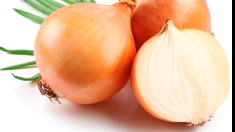 Cum îndepărtezi repede și sigur mirosul de ceapă și usturoi de pe mâini după ce ai gătit - Sfaturi practice