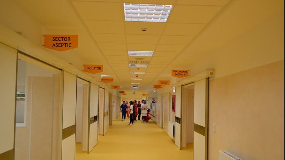 Un copil de un an a ajuns în stare gravă la spital după a fost lăsat nesupravegheat 