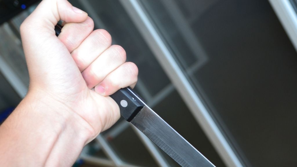 La numai 17 ani şi-a înjunghiat iubitul! Băiatul este în stare gravă. Motivul... 