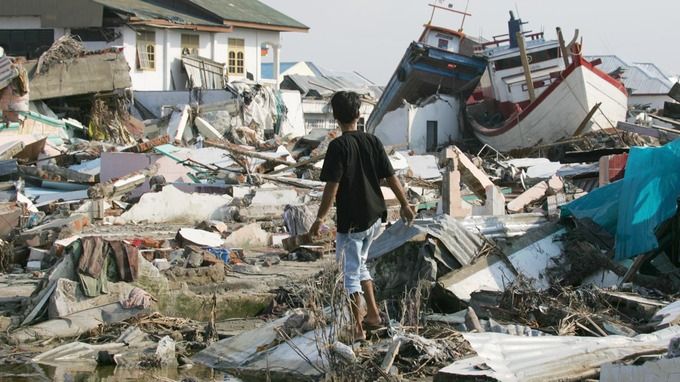 384 de morţi şi 540 de răniţi , după un cutremur urmat de tsunami în Indonezia. Imaginile groazei