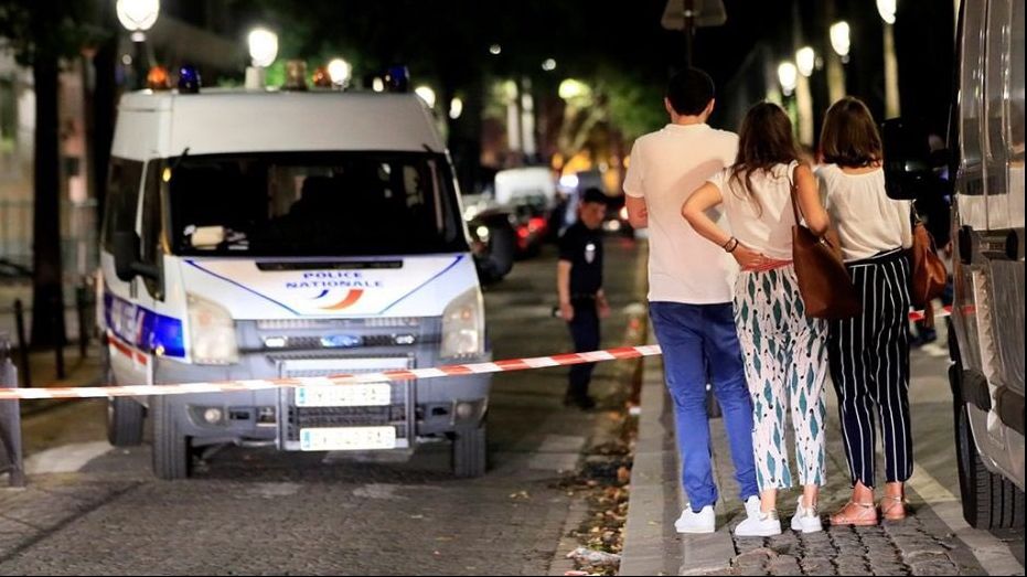 Atentat la Paris: 7 oameni răniți grav de un bărbat înarmat cu arme albe
