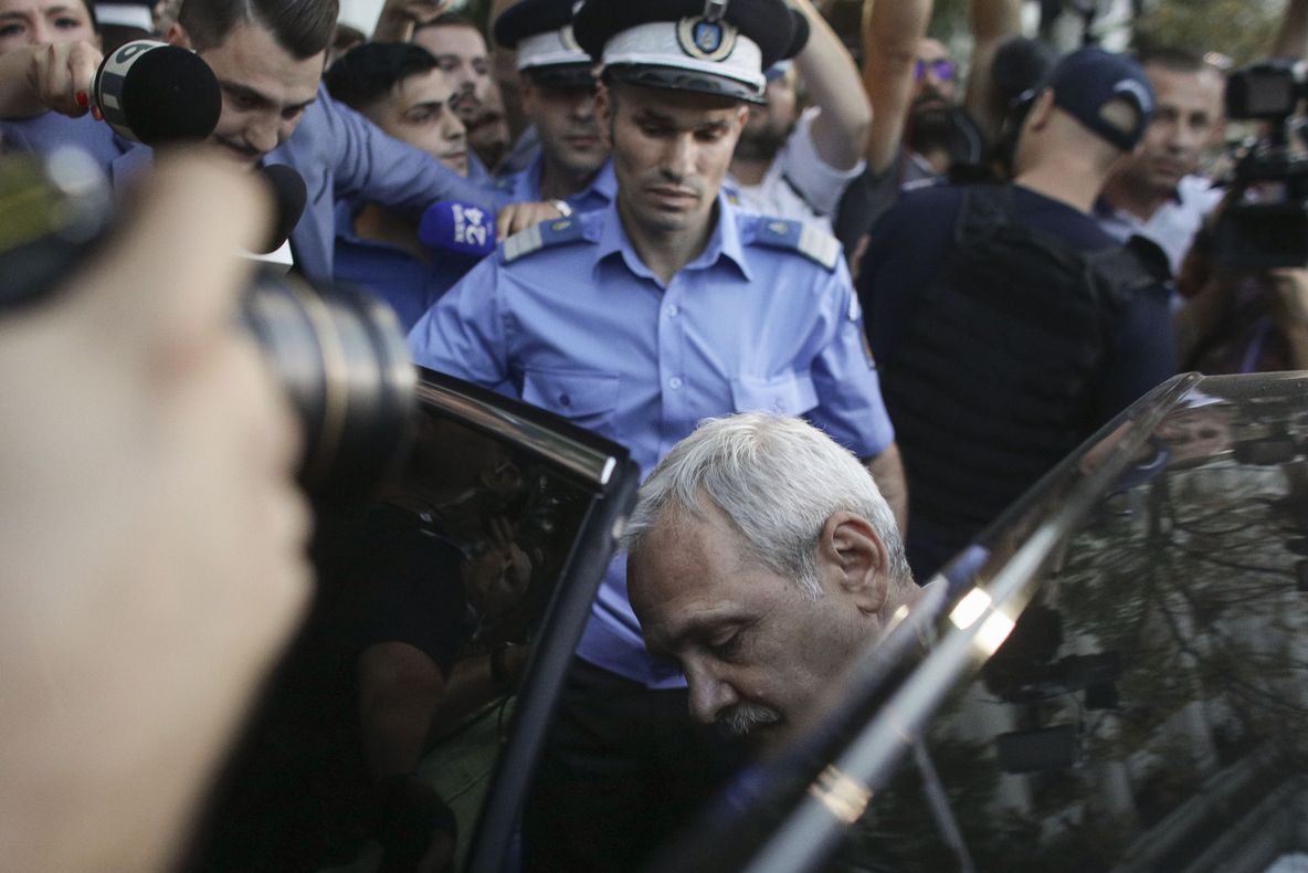 Protest împotriva lui Dragnea, la Parchet: "Cât de javră poţi să fii să gazezi nişte copii"