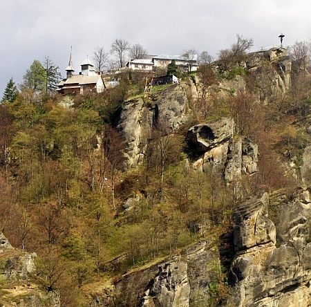 Tragedie la o mănăstire, a murit după ce a căzut în prăpastie