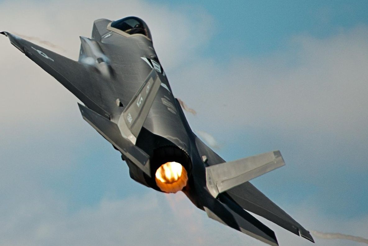 Un avion invizibil s-a prăbuşit în cursul unui exerciţiu de antrenament