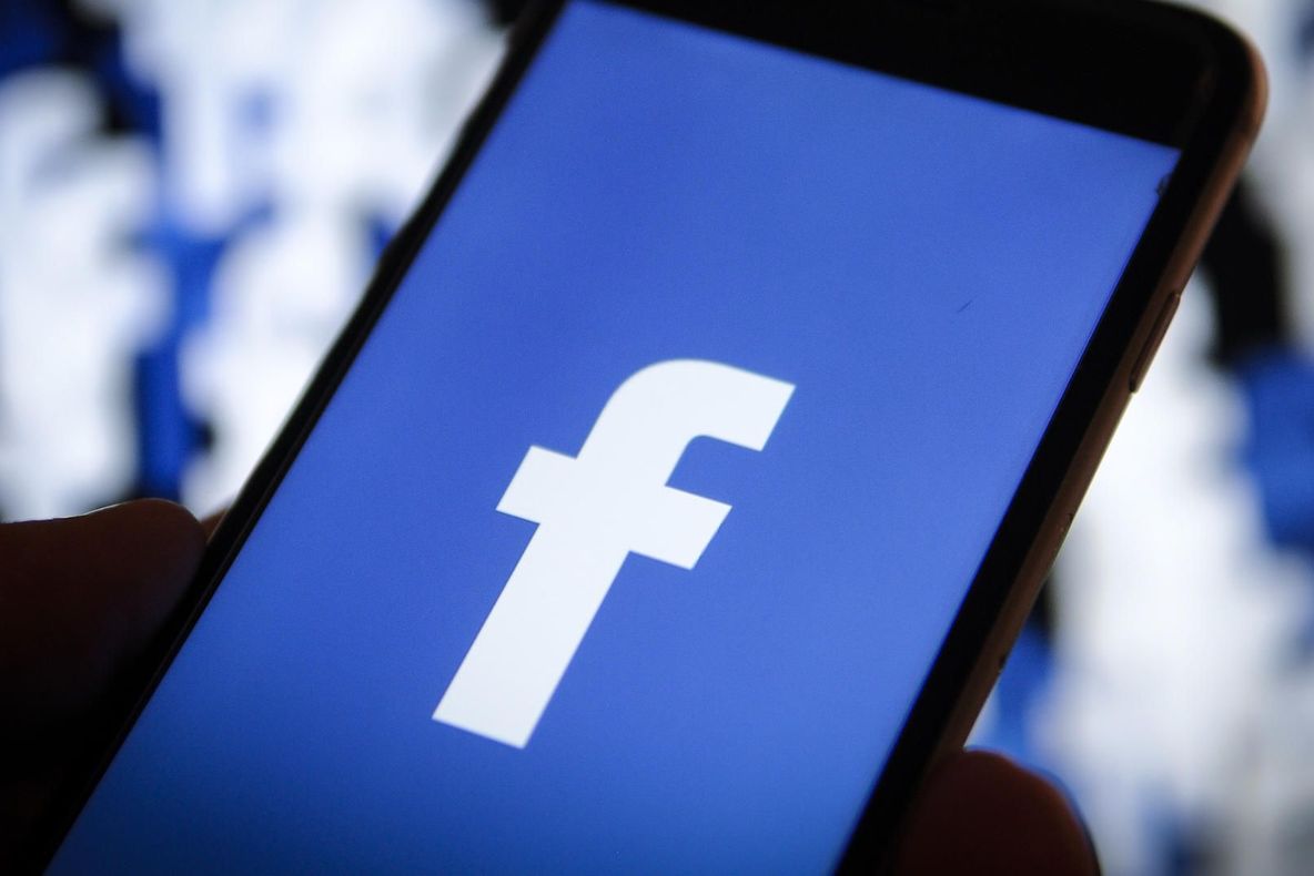 Facebook, sub ameninţarea confidenţialităţii. Un parlamentar vrea controlul conţinutului mesajelor 