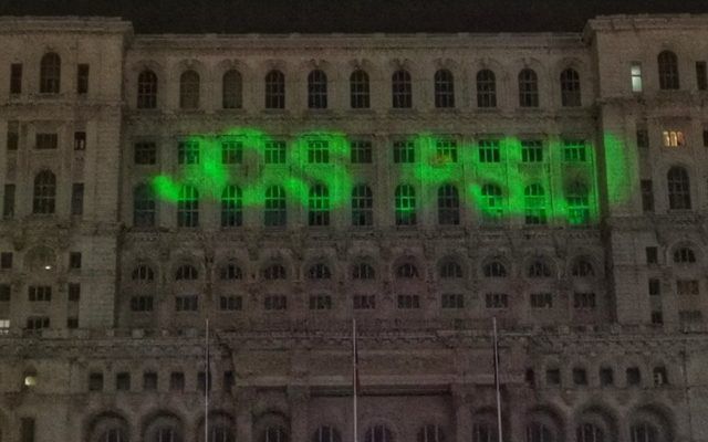 Mesajul "Jos PSD", proiectat pe Parlament la un mare show internațional