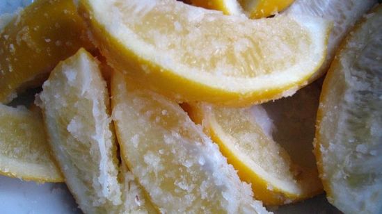 Taie o lămâie mărunt şi pune-o la congelator! Efectul ei îţi poate salva viaţa!