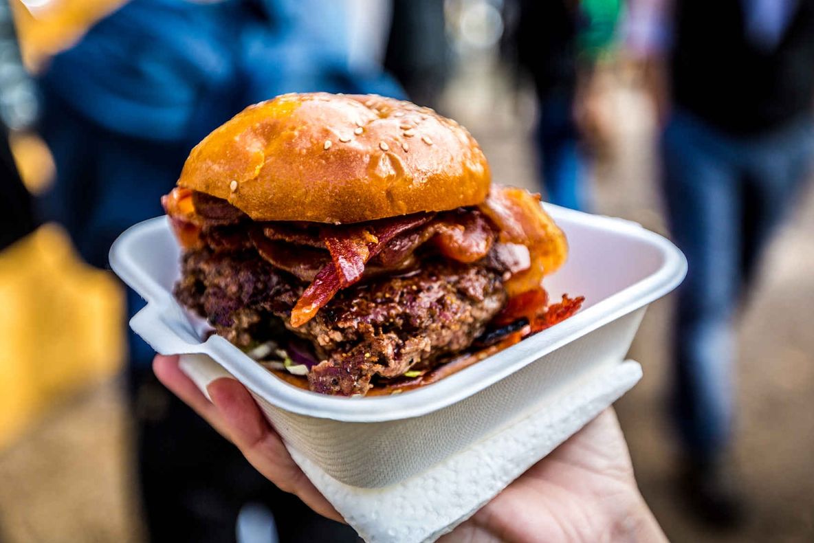 Oraşul din Europa care interzice mâncatul pe stradă. Amenda: 500 de euro