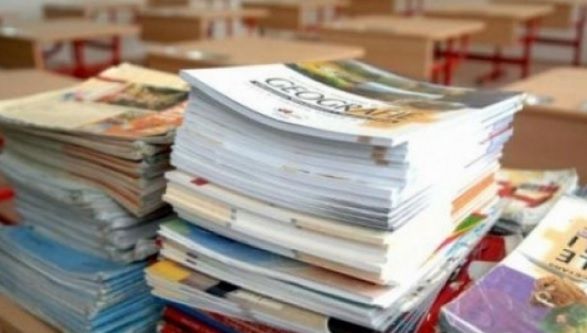 Scandalul manualelor greşite. Directoarea Editurii Pedagogice, chemată la audieri în Parlament