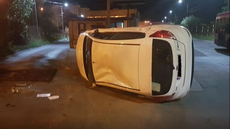 Urmărire ca în filme pe străzile din Cluj. Șoferul vitezoman s-a răsturnat cu mașina