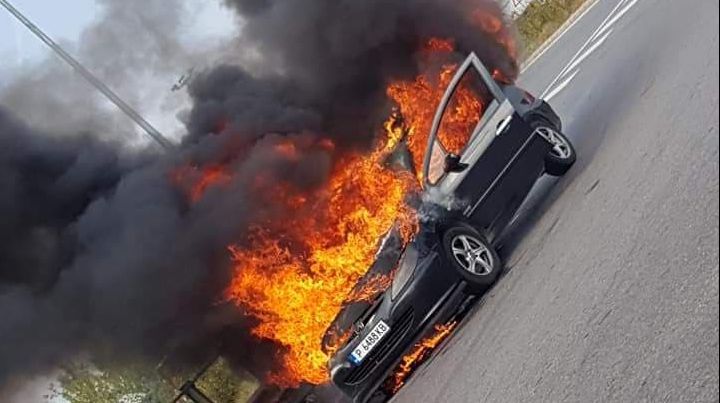 Au scăpat cu viaţă ca prin minune, după ce maşina în care se aflau a luat foc