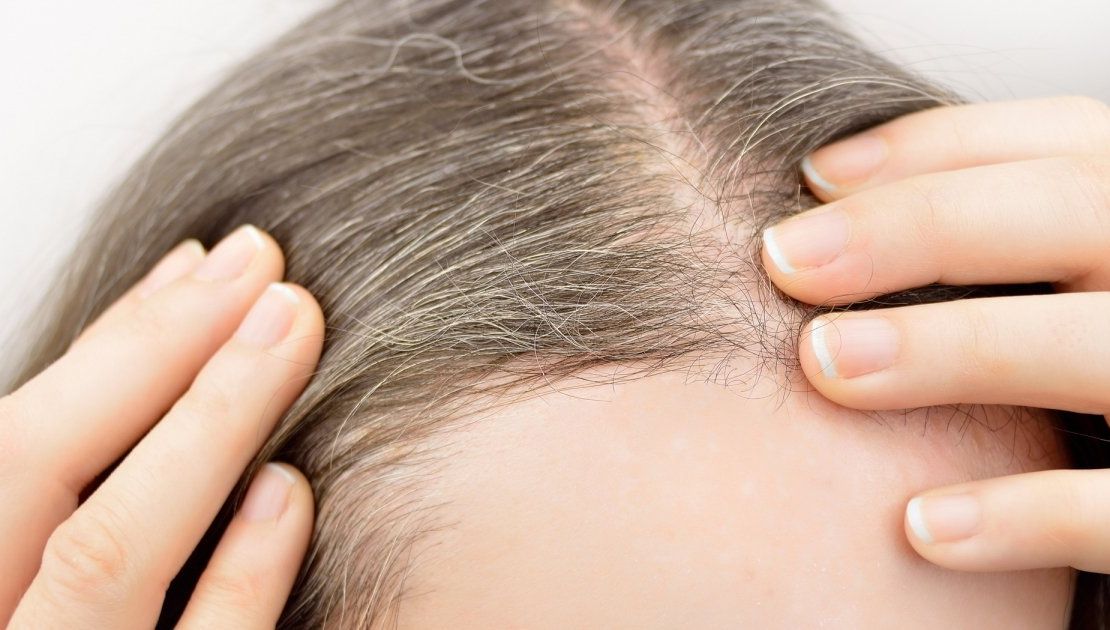 De ce albeşte părul oamenilor? Putem stopa acest lucru? Ce spun oamenii de ştiinţă