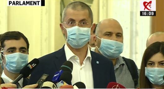 Protest cu măști în Parlament. Deputații USR, mesaj pentru Dragnea și Jandarmerie