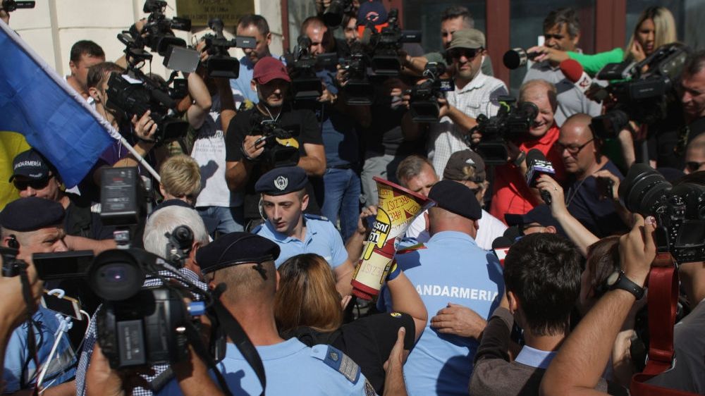 Șefii Jandarmeriei, huiduiți la Parchet. Îmbrânceli între protestatari și forțele de ordine