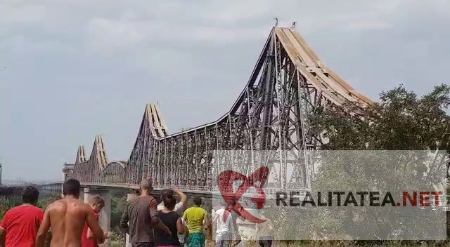 Nebunie! Protest pe unul dintre cele mai importante monumente istorice din România