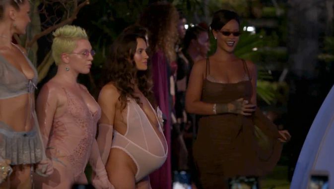 Rihanna, scene sexuale pe scenă, cu gravide aproape dezbrăcate