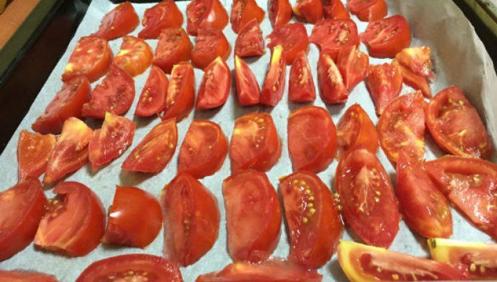 A tăiat roşiile în felii şi le-a pus pe o tavă de copt. Rezultatul e uimitor!