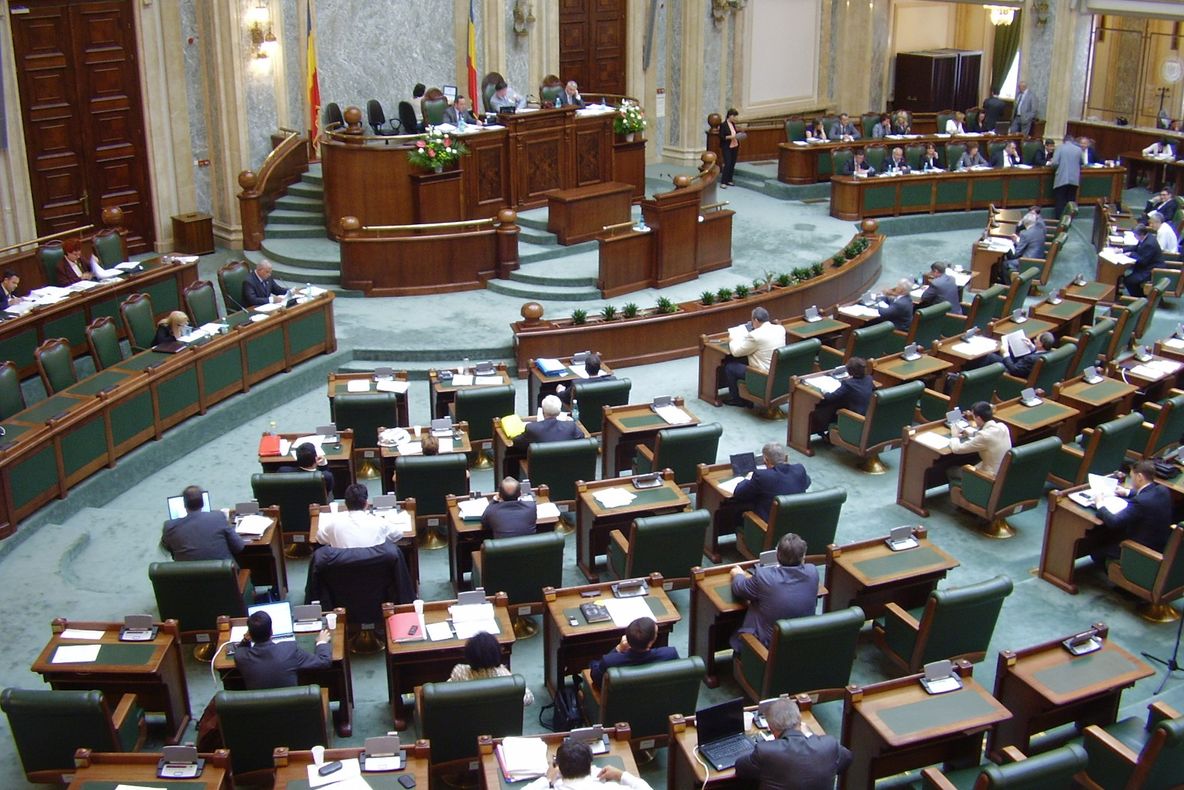 Senatul a adoptat proiectul de lege privind combaterea spălării banilor. Ce sancțiuni riscă România