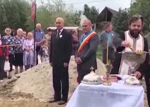 Situație comică într-un sat din Iași. Țeavă de gaz sfințită zadarnic. Oamenii n-au bani de racordare