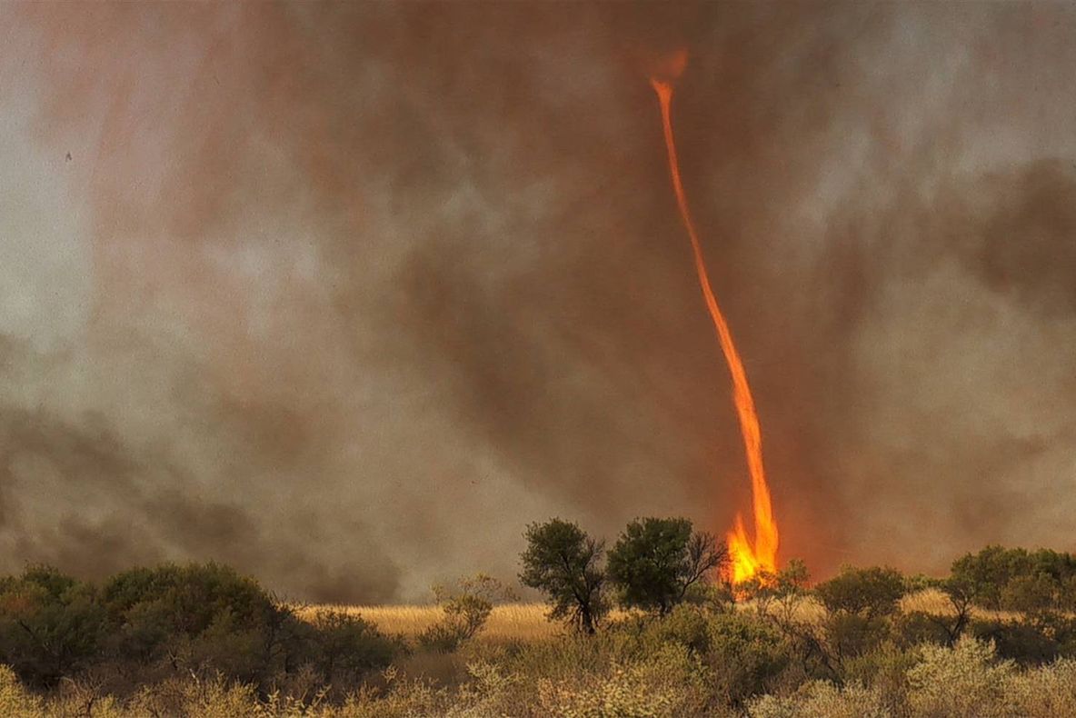 Imagini incredibile! O tornadă de foc, filmată în timp ce face ravagii 