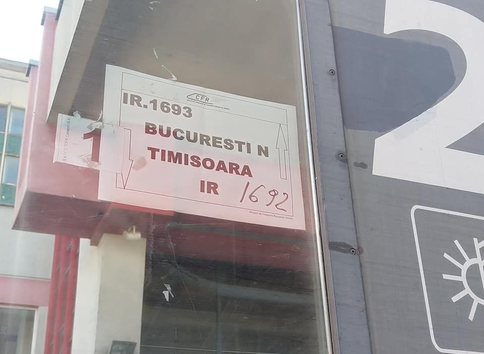Bătaie de joc la CFR Călători: claie peste grămadă într-un tren cu două vagoane goale!