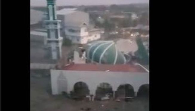 Imagini DRAMATICE. Momentul în care valul uriaş de tsunami loveşte coasta Indoneziei 