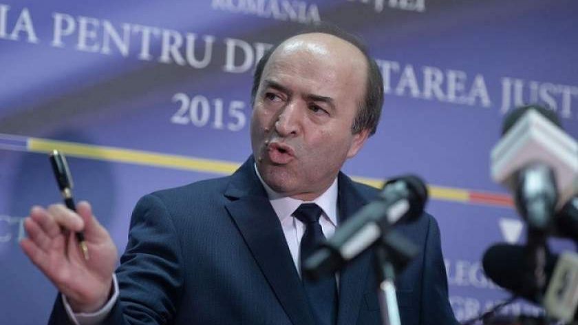 Toader anunţă verificări la 2 notari din Sibiu în legătură cu casa pierdută în instanţă de Iohannis