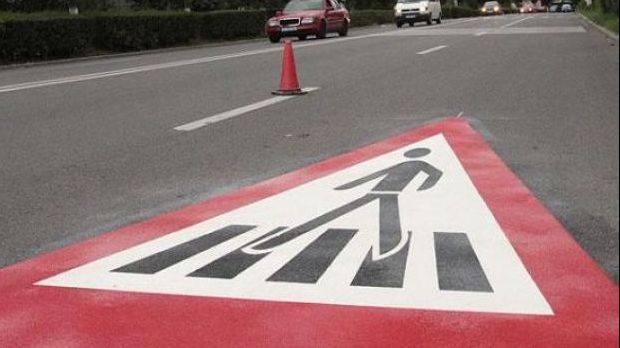 Poliţistă, lovită de o maşină pe trecerea de pietoni