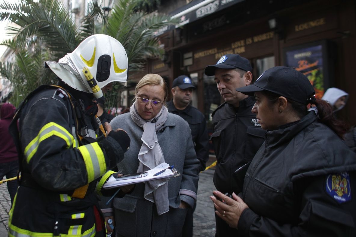 INCENDIU violent în Centrul Vechi din București. Prefectul Capitalei, la fața locului