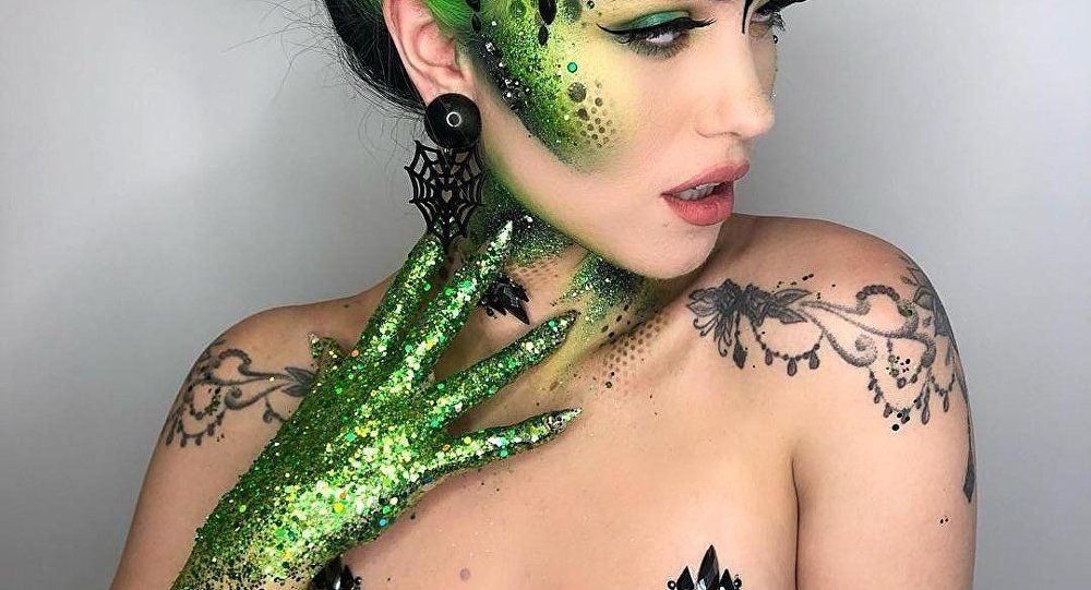 Noua modă face ravagii de Halloween: vrăjitoarele sumar îmbrăcate. Pozele au scandalizat Facebook-ul