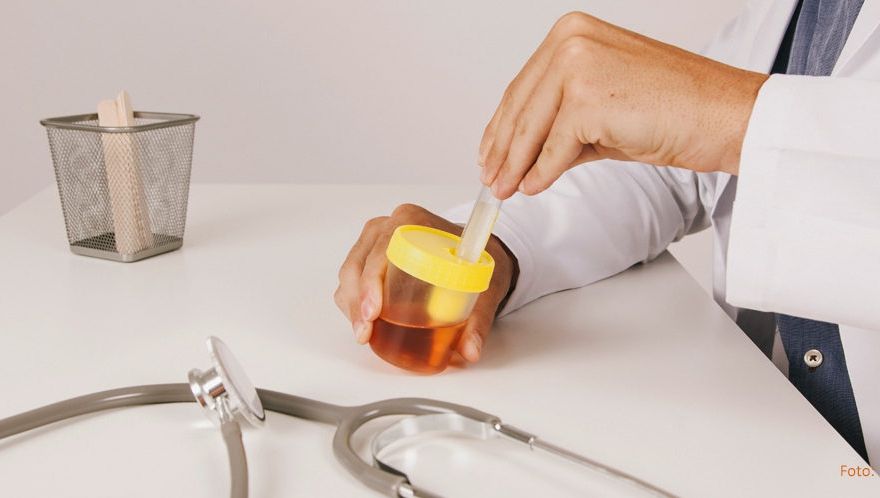 Experiment-şoc! Analize medicale, în bătaie de joc: Leucocite în suc de mere, hematii în bere