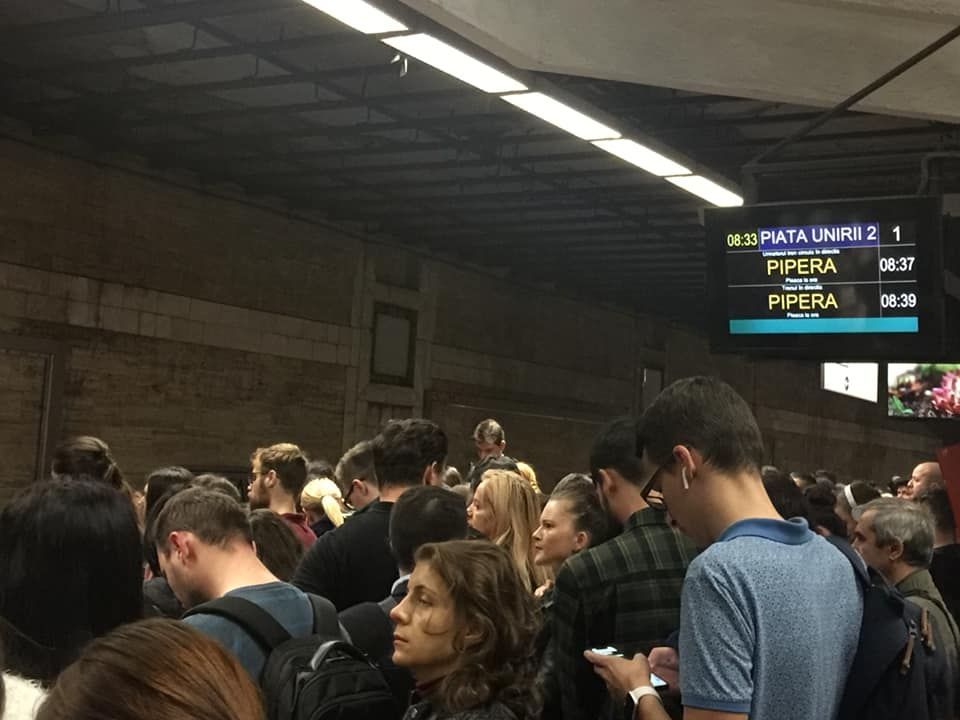 Aglomerație și mizerie la metroul din București, oamenii sunt disperați. Reacția conducerii Metrorex