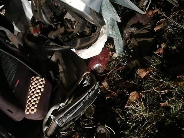 Accident grav. O mașină s-a răsturnat: doi tineri au rămas încarcerați