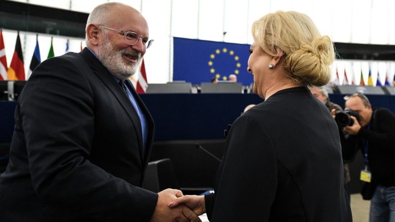 Timmermans o strânge cu ușa pe Dăncilă. Șefa Guvernului, somată să răspundă la 18 întrebări grele